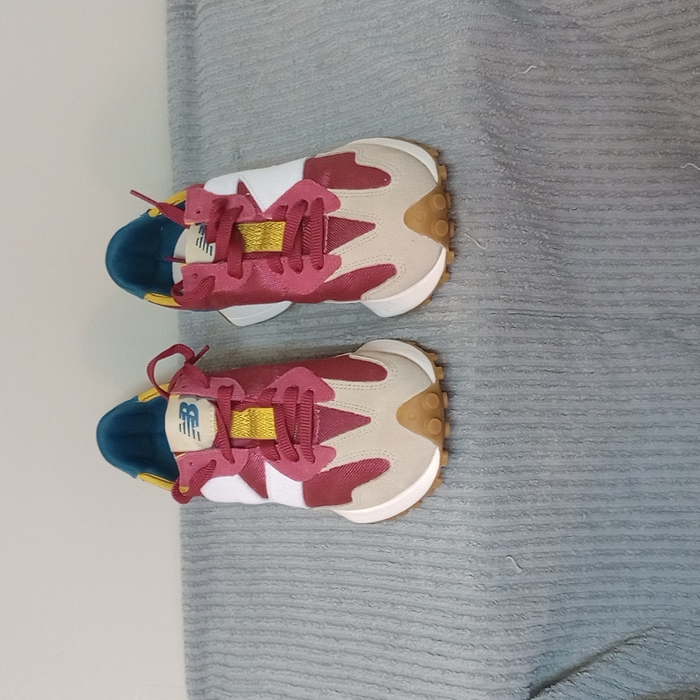 Tennis shoes